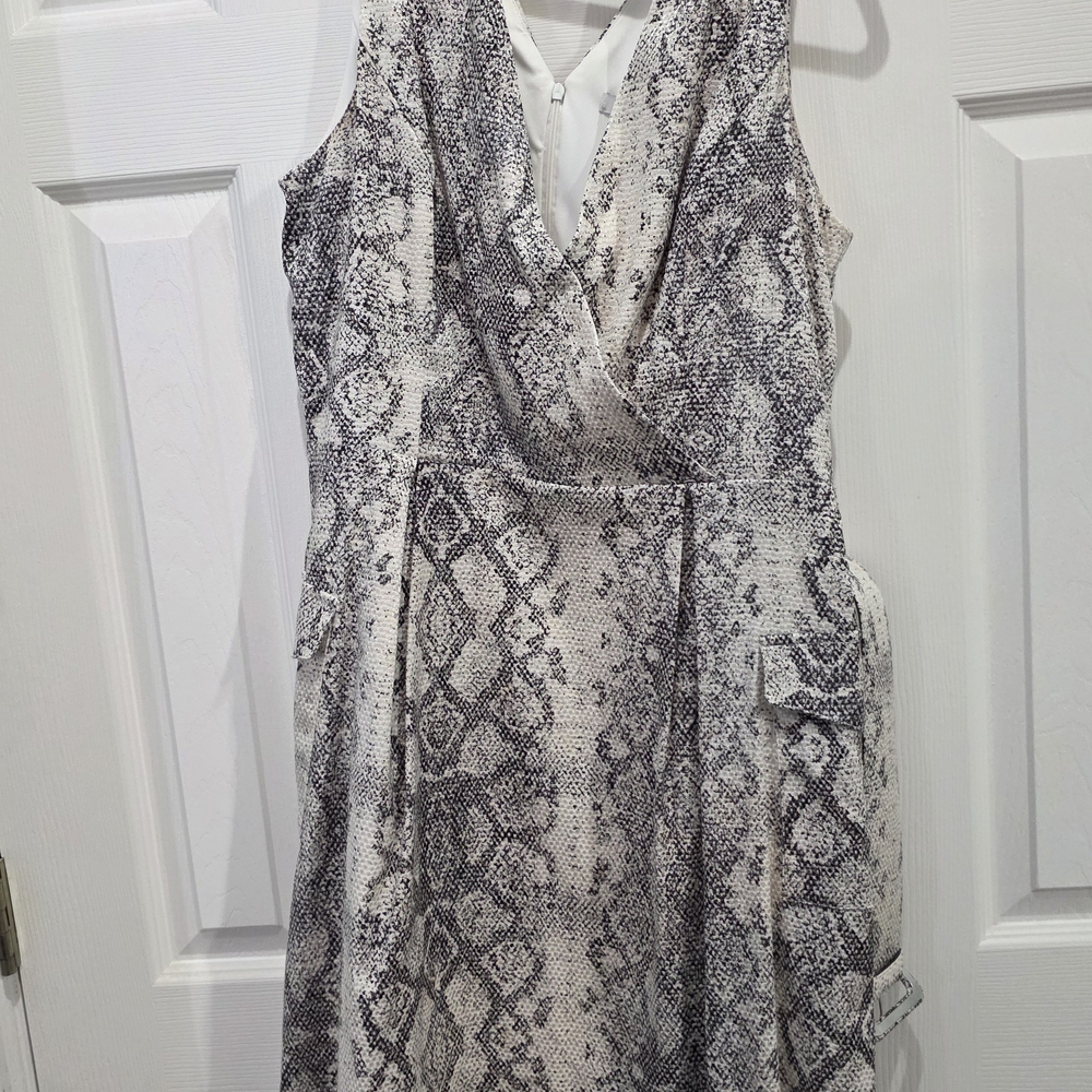 julia jordan Sleeveless Snake-Print Midi Dress — White & Gray